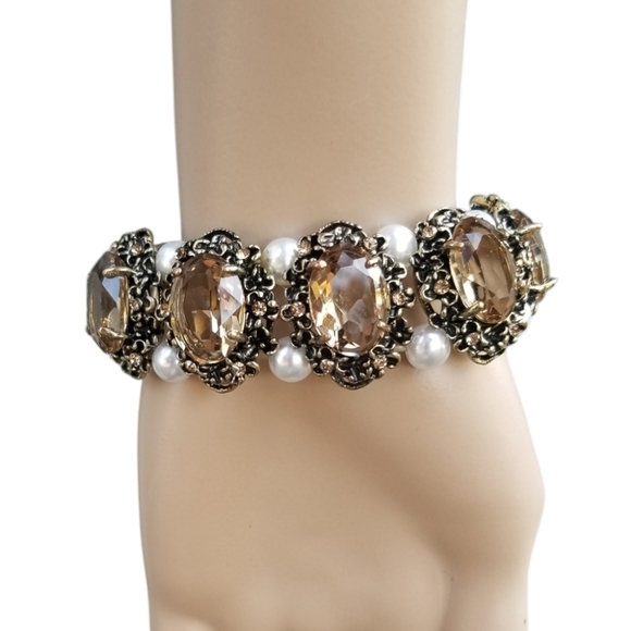 VINTAGE ORNATE GOLDTONE, AUSTRIAN CRYSTAL & FAUX PEARL STRETCH BRACELET - Picture 1 of 7
